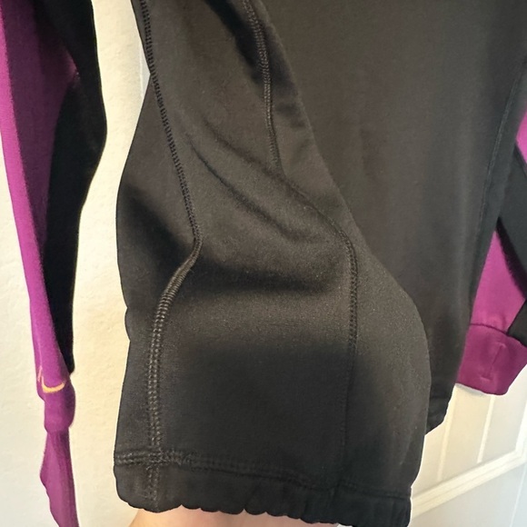 Nike Therma Fit Woman's Size M Black Purple Pullover Hoodie Comfy Sweater Pocket - Picture 7 of 13
